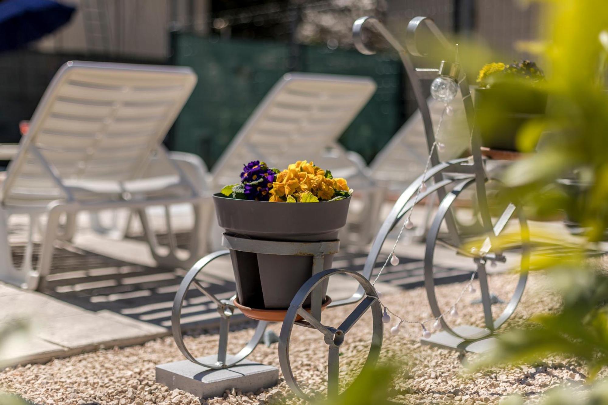 Dalmatian 230M2 With Pool And Garden Near The Old Town For Families Apartment Split Bagian luar foto